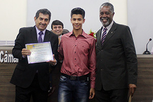 Matheus Scandian recebe o Diploma Talento Jovem dos vereadores Sergio Antonio dos Santos (PRB) e Juarez Juvêncio dos Santos (PSB)