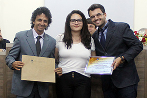 Tamires Emídio recebe o Diploma Talento Jovem dos vereadores Antonio Tavares (PMB) e Thales Gabriel Fonseca (SD)