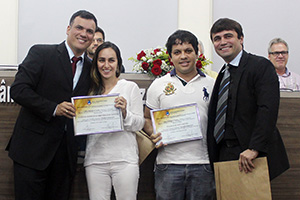 Vanessa e Erick Santos recebem o Diploma Talento Jovem dos vereadores Charles Fernandes (PR) e Diego Miranda (PSDB)